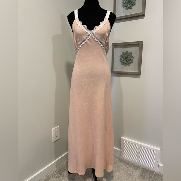 Monteau Dresses & Skirts - Monteau Linen Blend 90’s Slip Maxi/Night Dress with Lace Trim NWT!